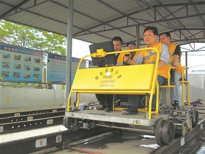 中國鐵路鄭州局集團有限公司南陽工務段首次使用“新智能探傷小助手”